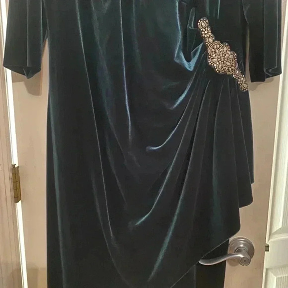 Alex Evenings Velvet Emerald Green Rhinestone Ruching cocktail dress - Picture 3 of 9